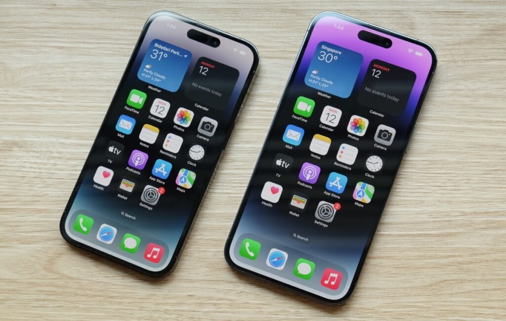 Comparison of special features on the iPhone 14 and iPhone 14 Pro, including the standard Face ID and MagSafe on both models, with the iPhone 14 Pro showcasing the Dynamic Island and Always-On display features.