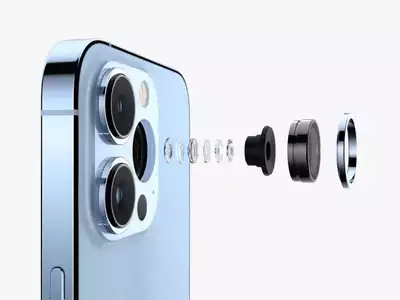 Visual comparison of the camera systems on the iPhone 14 and iPhone 14 Pro, showcasing the dual-camera setup on the iPhone 14 and the advanced triple-camera system with a 48MP main sensor on the iPhone 14 Pro.